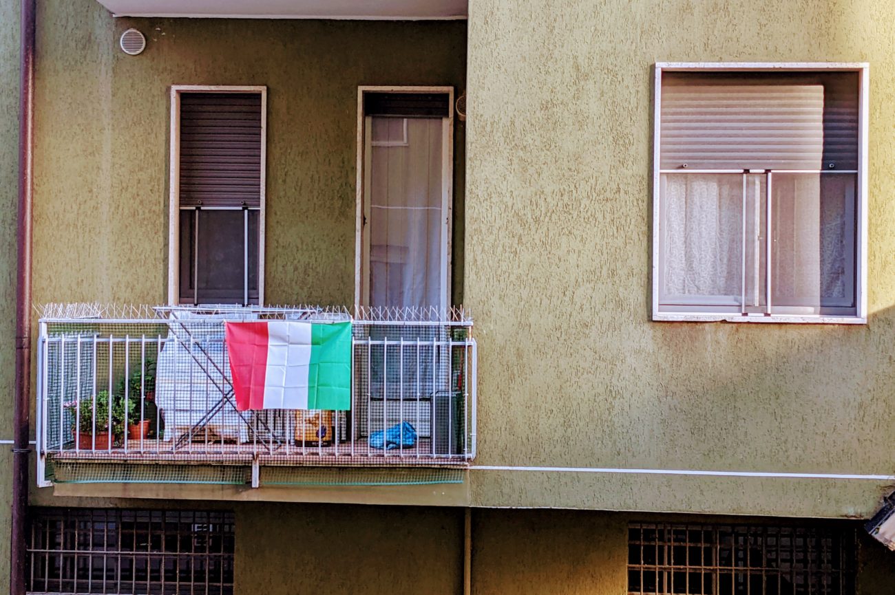 Balcone dei vicini di casa con tricolore appeso