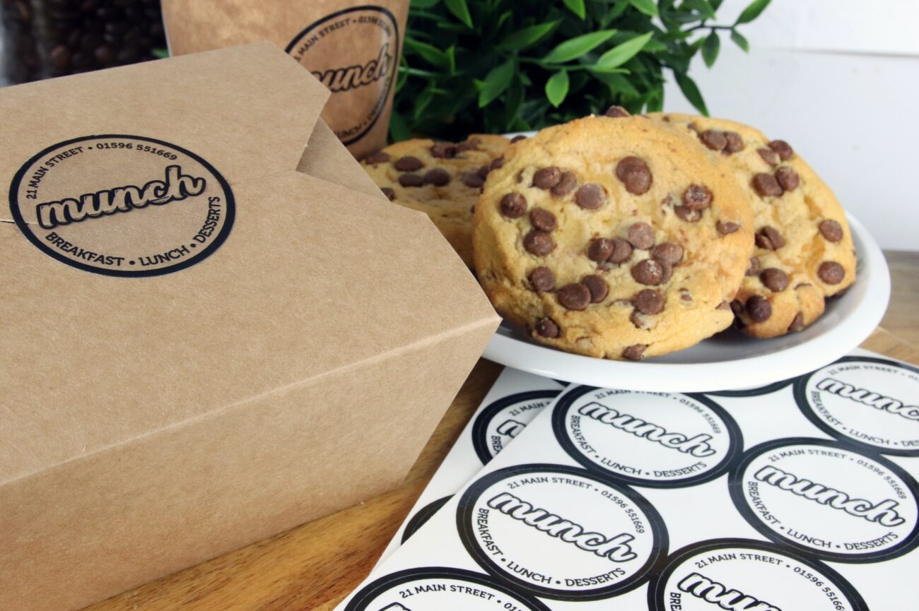 Scatola di carta per Cookies con ben evidente il logo Munch locale per Breakfast, Lunch and Desserts.